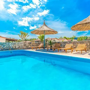 Kompleks wypoczynkowy Camp Mateo With Pool, Drage